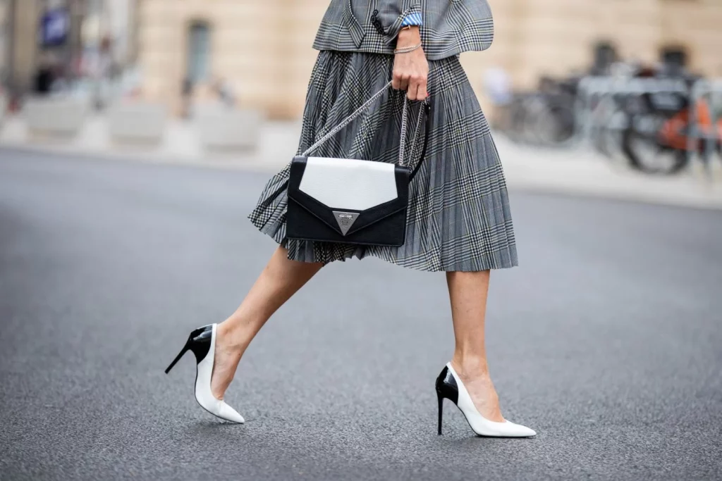 Los 5 outfits que, según Dior, te harán lucir como una celebridad en el verano 15 Siluetas definidas: la clave de la cintura