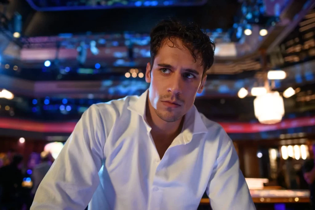 Es el actor más guapo de España para muchos y vuelve a Netflix en una ambiciosa serie