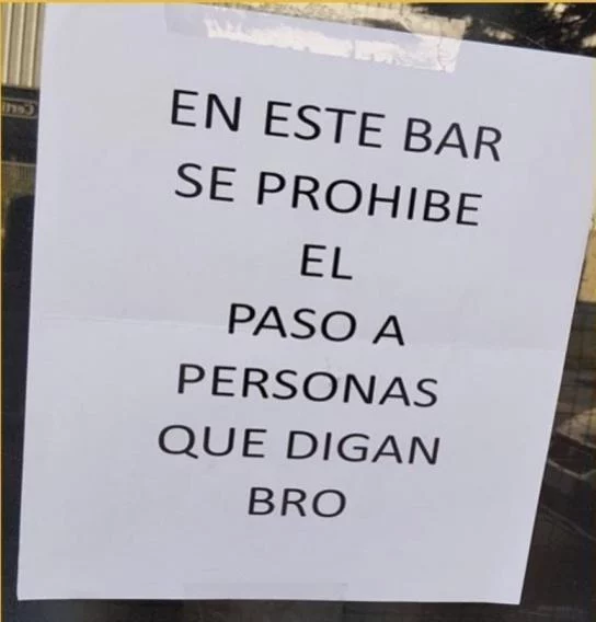 Bar prohíbe el paso a personas que digan Bro.