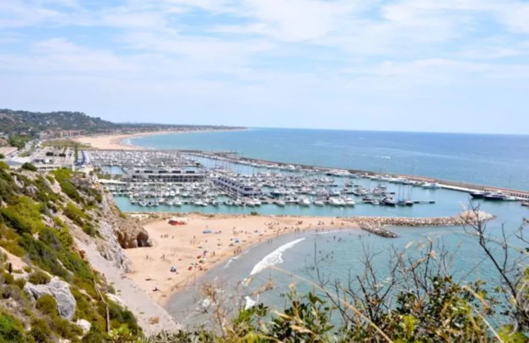 Esta paradisíaca cala secreta del Mediterráneo no tiene gente, pero sí hasta chiringuito