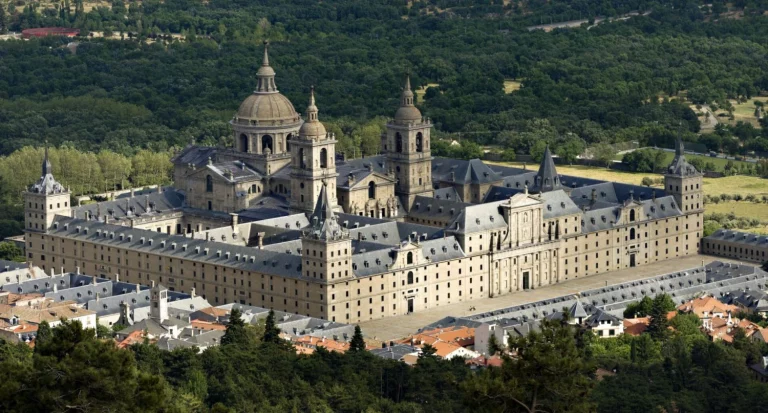 El túnel secreto del Escorial que unía el monasterio con el palacio real y que Felipe II recorría a oscuras