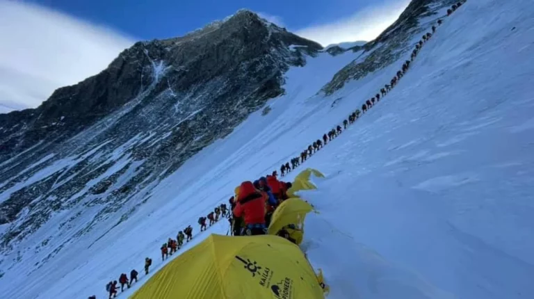 Multitud en el Everest: el video viral que revela la masificación de alpinistas
