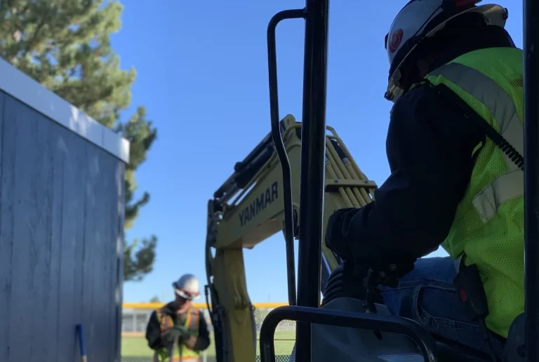 ¿Cuánto cuesta alquilar una mini excavadora por día?