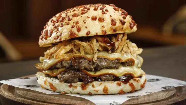 Hamburguesas smash con cebolla y provoleta: el placer gourmet que necesitas probar