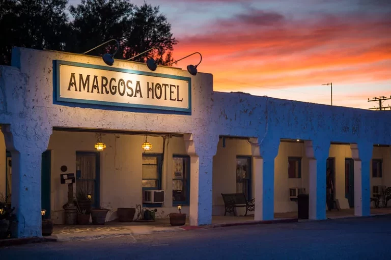 Conoce el hotel embrujado digno de película que rompió las redes