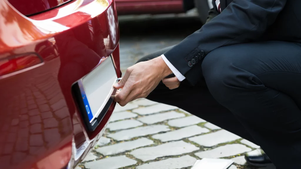 Contra ti sí, pero la DGT no puede hacer nada contra este tipo de coches 49 El agujero legal de la DGT: Matrículas ocultas y seguridad nacional