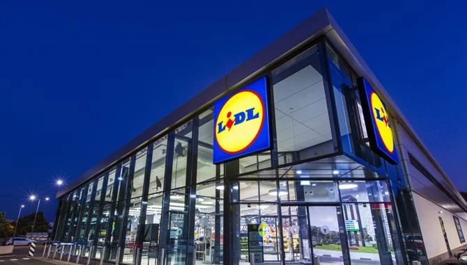 Ni Ikea ni Leroy Merlin: Lidl tiene un toldo de jardín o terraza que no necesita instalación