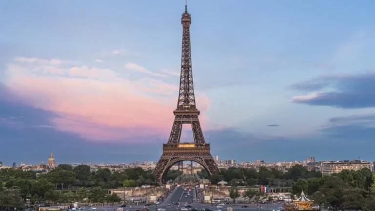 El misterio de los 5 ataúdes en la Torre Eiffel que tiene a todos hablando