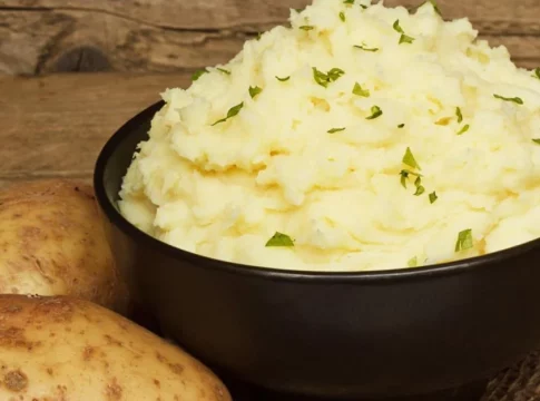 Patatas asadas al pimentón con alioli, irresistibles para picar a cualquier hora Patatas asadas al pimentón con alioli, irresistibles para picar a cualquier hora