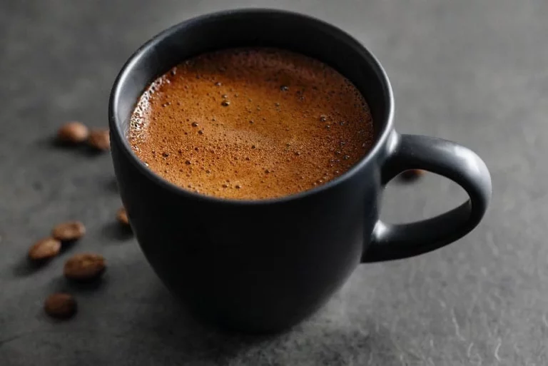 ¿Tomas café en una taza blanca? Un experto da una seria advertencia