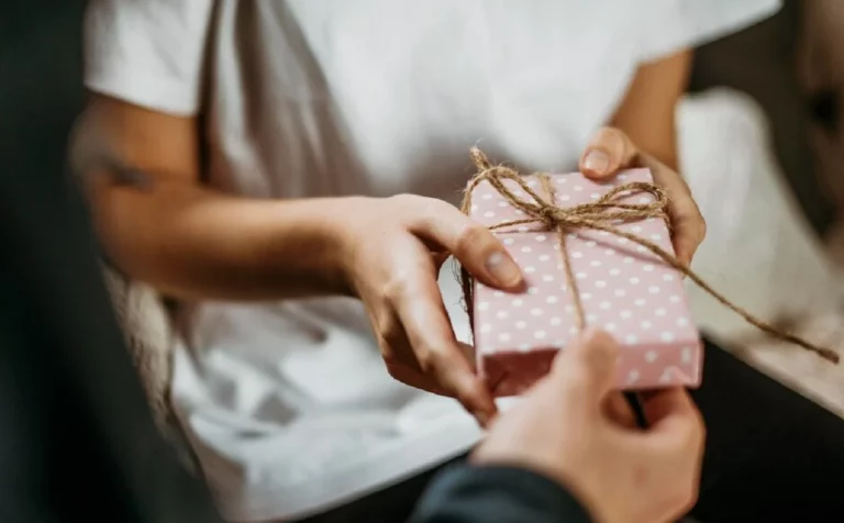 ¿Todavía no sabes qué regalarle a tu amiga? Aquí tienes una guía para encontrar el obsequio perfecto