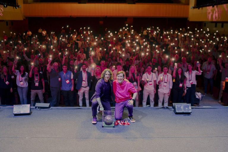 Carles Puyol recibe el 'Balón de la Calle' en homenaje a su trayectoria durante el VTEX CONNECT EUROPA