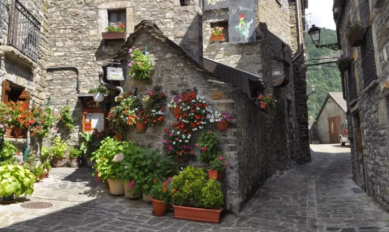 Descubre Torla, el pueblo español que te hará volver en el tiempo