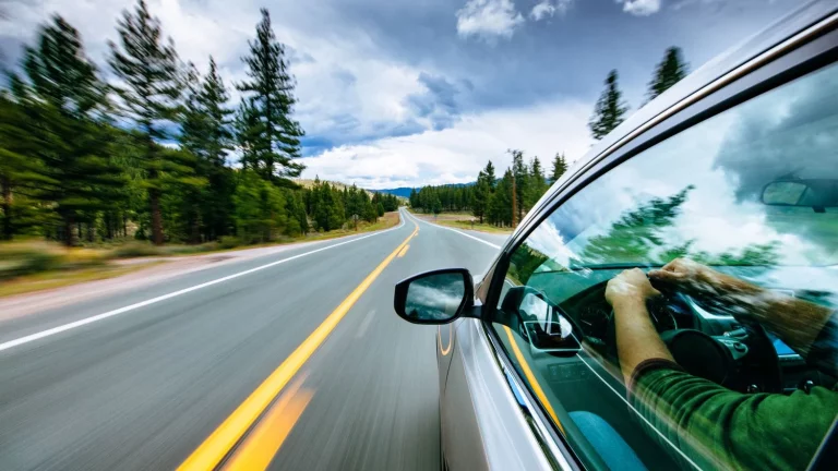 Se encuentra su coche con un golpe tremendo y esta absurda nota del culpable