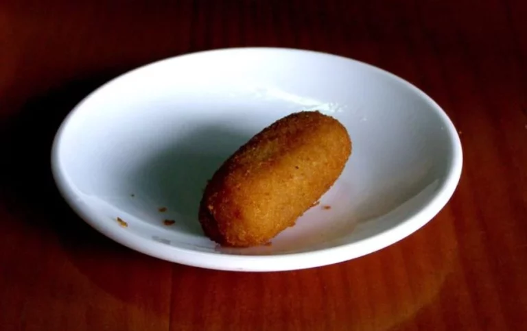 ¿Quién debe comerse la última croqueta de la mesa? Una experta en protocolo da la respuesta