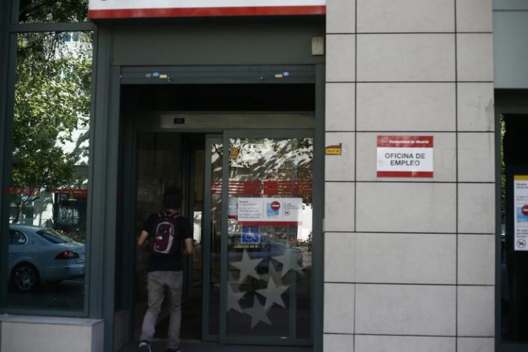 Funcas avisa de que gran parte del empleo creado en junio fue con contrato temporal