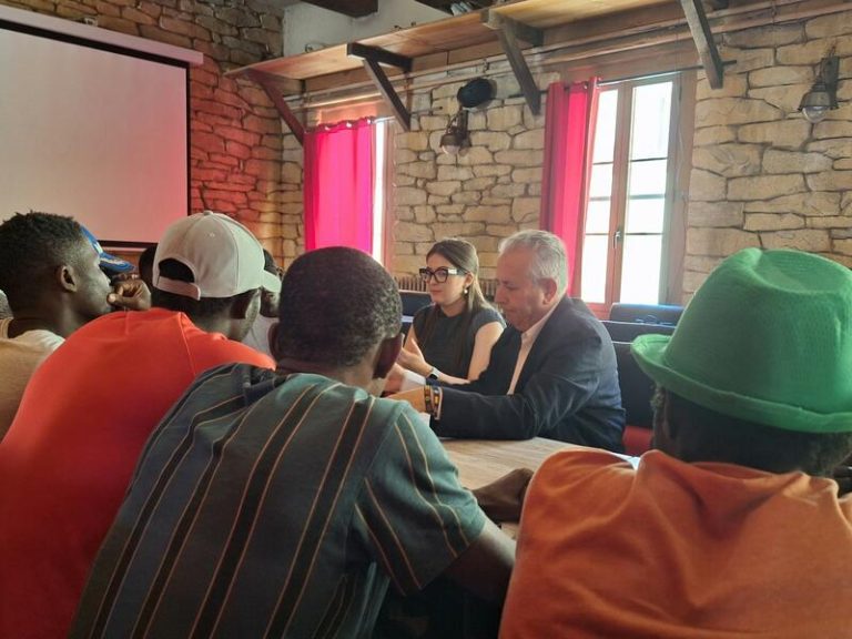 El subdelegado del Gobierno en Huesca se compromete a mejorar las condiciones de los migrantes de Sabiñánigo