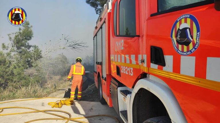 Un fuego en Valencia obliga a movilizar a 5 medios aéreos y a activar situación 1 del PEIF
