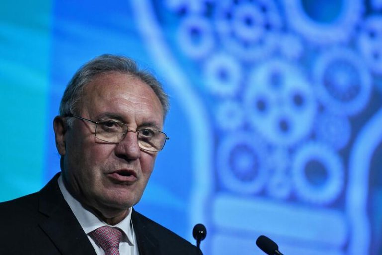 Las electrointensivas en España pagaron por la luz 2,7 veces más que sus homólogas galas