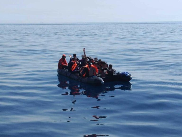 Una patera con 13 varones es rescatada por Salvamento al sur de la costa de Almería