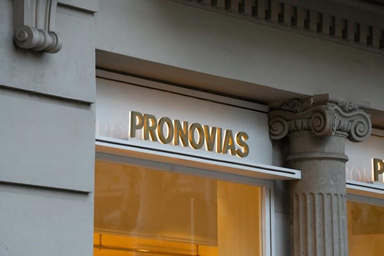 Pronovias arregla con los sindicatos un ERE que afecta a 64 trabajadores de El Prat