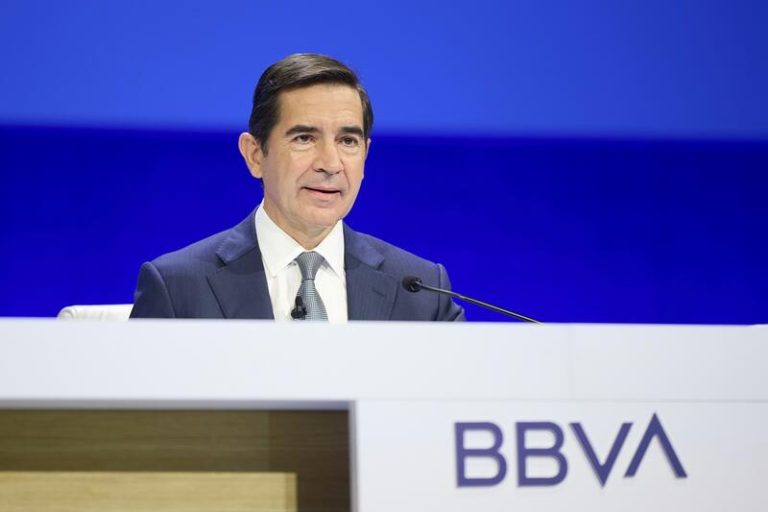 XTB dice que BBVA se hará con el control de Sabadell por la coincidencia de los inversores
