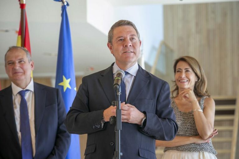 Page: Cuando se recurre al Ejército por la llegada de cayucos, ¿se subestima el papel de Guardia Civil y Policía?