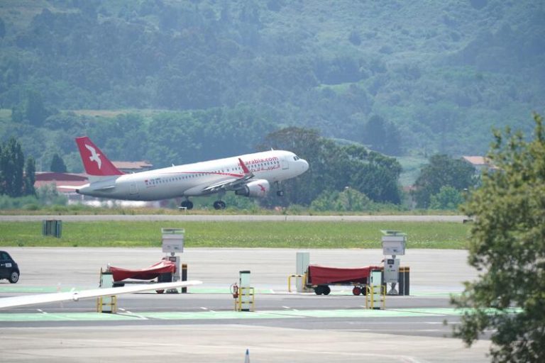 El saharaui sigue varado en el aeropuerto de Bilbao al negarse el piloto a volar a Marruecos