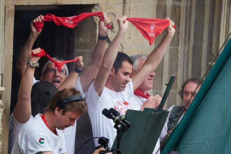 Aritz Ibáñez aparece desbordado de felicidad después de lanzar el chupinazo en los Sanfermines