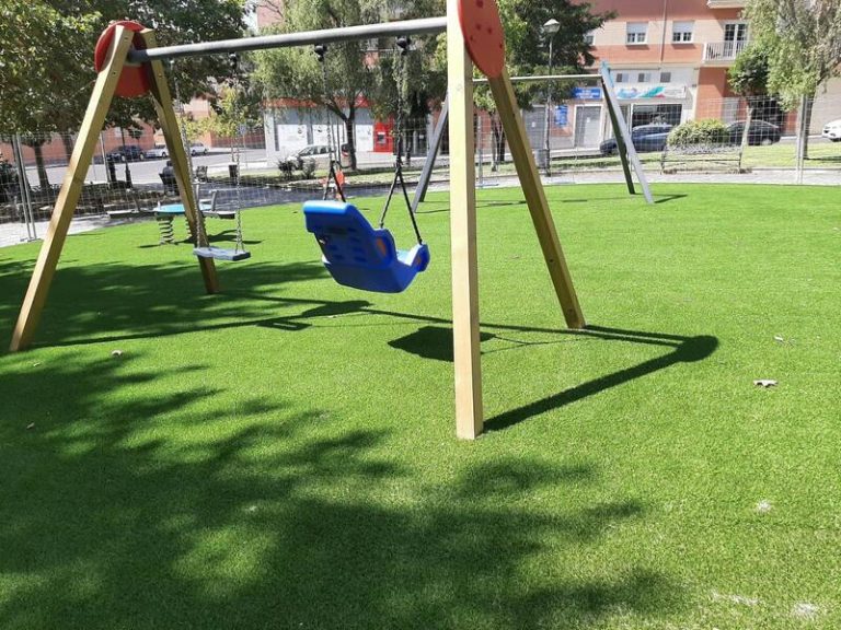 El agua bajo césped artificial es la clave para refrescar las ciudades