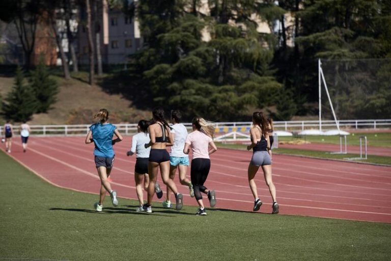 Activistas feministas exigen al COE que las mujeres trans no puedan batir récords en categorías femeninas
