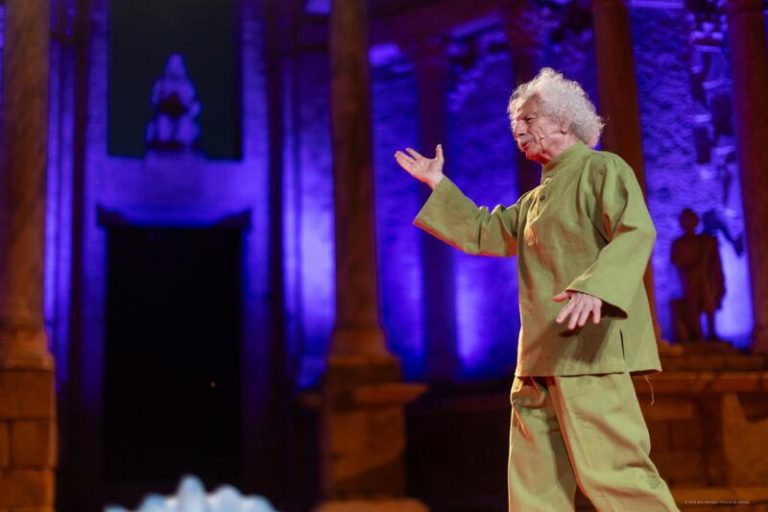 Rafael Álvarez 'El Brujo' deslumbra en Mérida: mitos griegos y actualidad en ‘Iconos o la exploración del destino’