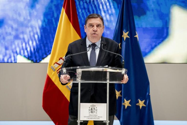 Planas reconoce a los más destacados del sector agrario, pesquero y alimentario con altas condecoraciones