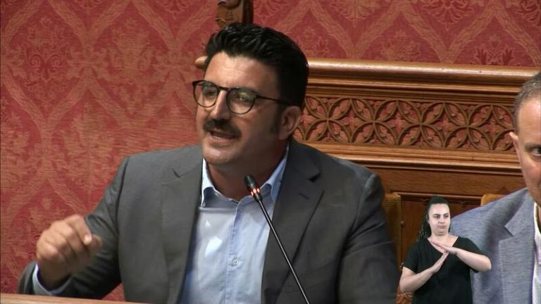El Partido Popular evita apoyar a Vox en el Consejo de Mallorca en una propuesta contra la distribución de jóvenes inmigrantes