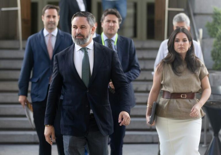 Abascal acusa a Feijóo de acabar con los ejecutivos autonómicos de Vox por el reparto de menores extranjeros