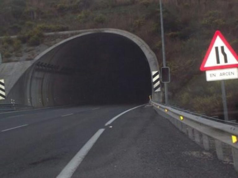 Siniestro en el túnel de Miravete en la A-5 en Cáceres: un fallecido y dos afectados