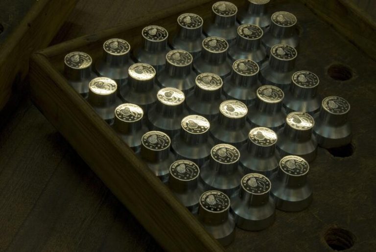 Las monedas de 10 euros por el centenario de la radio en España que serán acuñadas por la FNMT