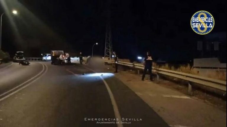 Un joven de 18 años y otro en estado crítico en Sevilla tras salirse de un puente con la moto