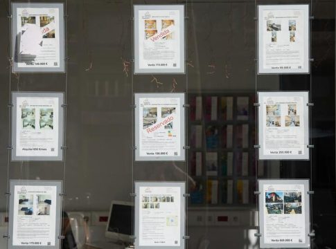 Regresa a tasas negativas la compraventa de viviendas tras desplomarse en mayo Regresa a tasas negativas la compraventa de viviendas tras desplomarse en mayo