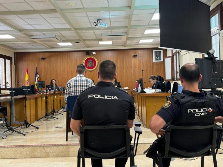 Un hombre afirma haber costeado el viaje en barco hasta Cabrera y solo asumido el timón ocasionalmente