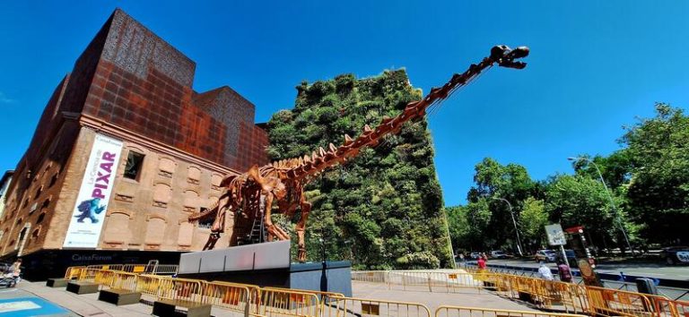 Una réplica del esqueleto del mayor dinosaurio conocido da la bienvenida a CaixaForum Madrid