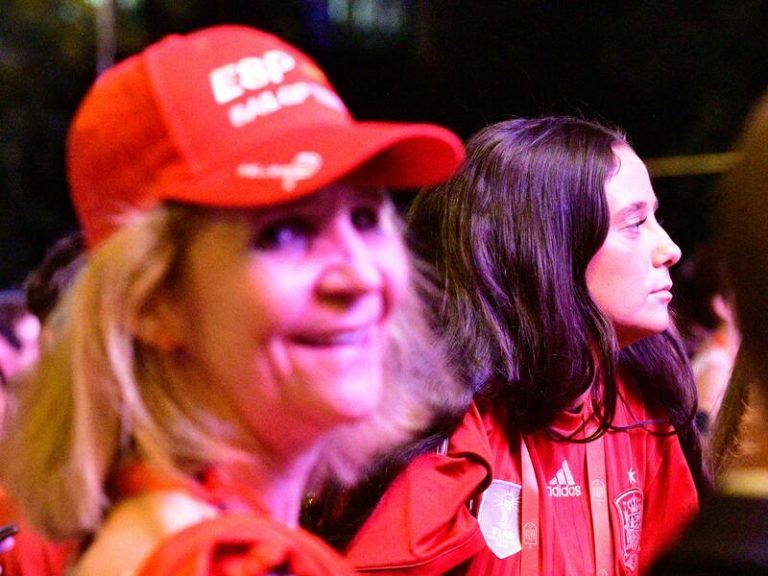 La Infanta Elena y Victoria Federica celebran la victoria de la Roja en Cibeles