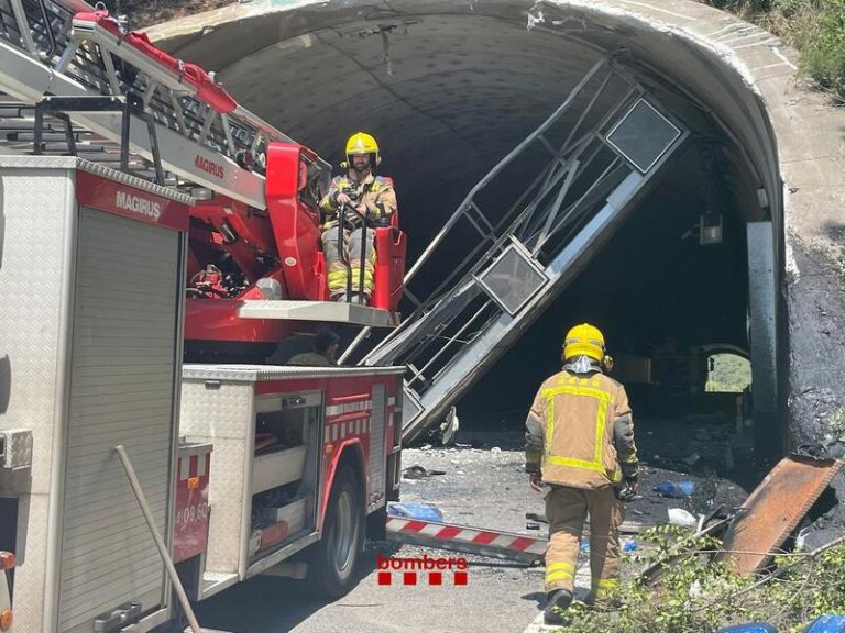 Espectacular hazaña de los bomberos: cómo lograron colocar en posición horizontal el autobús siniestrado en Barcelona