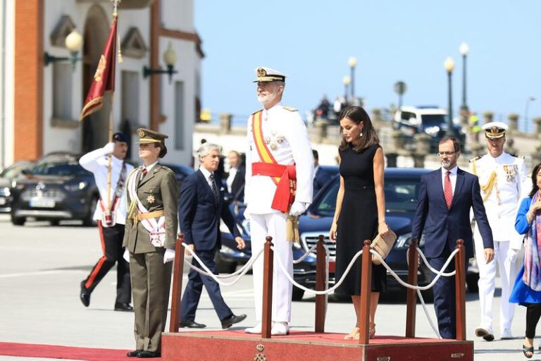 Realeza española preside la ceremonia de graduación en la Escuela Naval de Marín