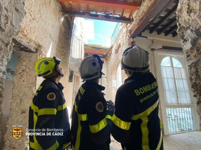 Desalojadas las casas de un edificio y una guardería de Cádiz tras caer el forjado de un piso en obras