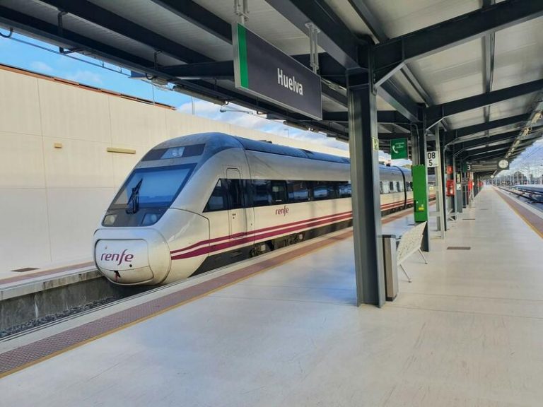 Renfe traslada en autobús hasta Sevilla a los viajeros de un Alvia Huelva-Madrid tras avería 