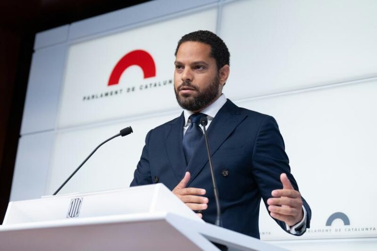 Vox y Aliança Catalana tras el acuerdo para aislarles en el Parlament: 