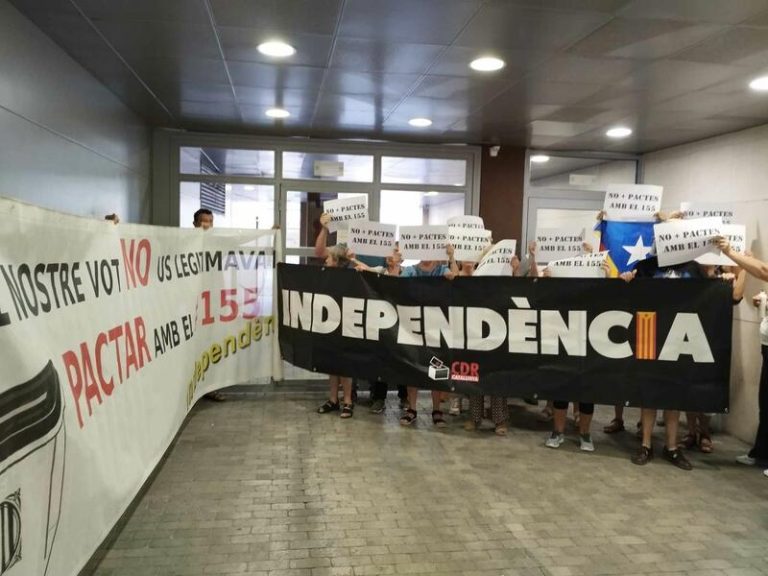 Los militantes del CDR expresan su rechazo a la designación de Illa en las oficinas de ERC