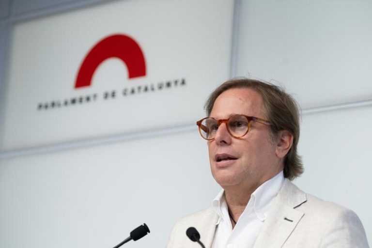 El Parlament sorprende con una cálida bienvenida a Rovira, denunciada por Garriga