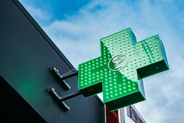 España cuenta con 22.222 farmacias comunitarias en las que trabajan 55.254 farmacéuticos